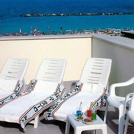 ホテル Saint Tropez & Restaurant 3*