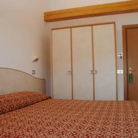 Saint Tropez & Restaurant Lido Di Savio