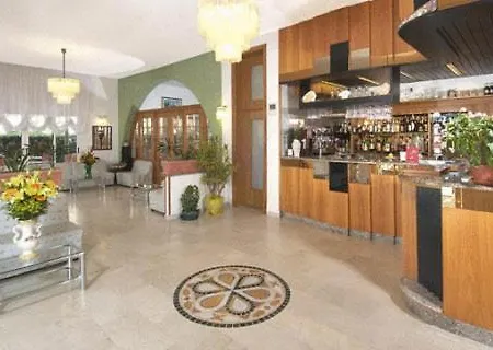 Saint Tropez & Restaurant Lido Di Savio