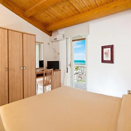 Ξενοδοχείο Saint Tropez & Restaurant 3*