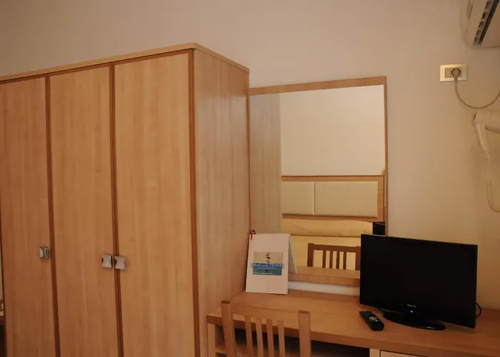 Saint Tropez & Restaurant 酒店 3*